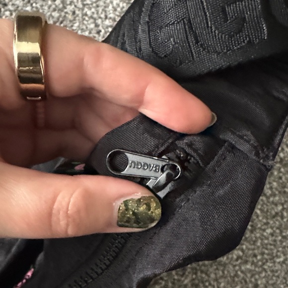 Baggu Black Medium Crescent Crossbody Bag w/ Embroidery UA Exclusive Rosette GUC - Picture 3 of 5